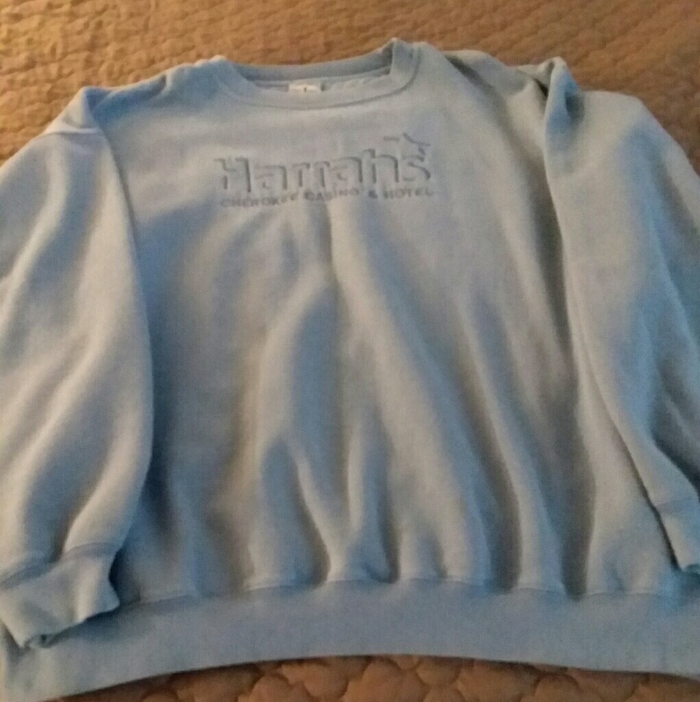 HOST PICK !! Harrah's Casino Sweatshirt 💙 - Picture 1 of 2